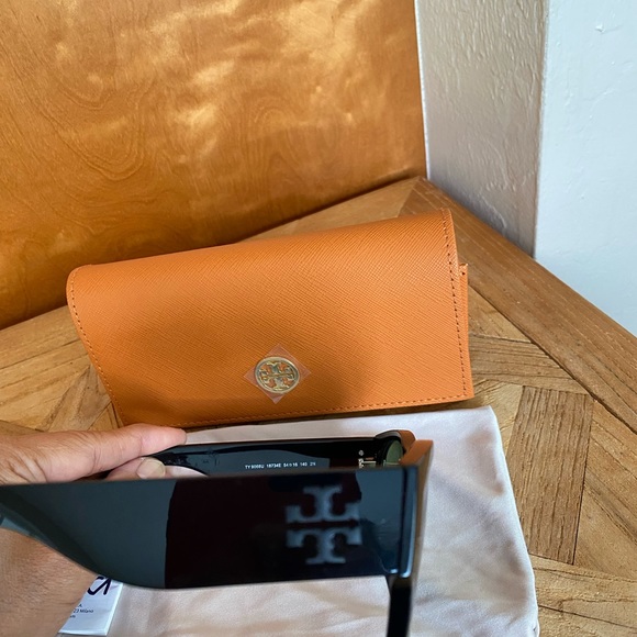 😎Authentic Tory Buch TY 9068 Sunglasses 😎🕶️ - Picture 9 of 10